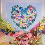 「Canevas Romantiques」 のハートが花とリボンで出来上がっているニードルポイントを見て、クロスステッチで刺してみようと悪戦苦闘。華やかにしたくてお洒落な色の多いDMC3800番台の糸を中心にしました。花にラメ糸をかけてキラキラさせました。後日バックをライトエフェクト糸で全面刺しにしてみました。 花ハート花