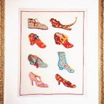 とても可愛い綺麗な色のアンティークデザインの靴が揃っています。玄関の飾り用に縦1列に刺したものもあります。DMCキット。 シュウ・コレクション