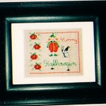 ハロウィーンの小品です。パンプキン達が飛び跳ねて踊っているようでとても可愛い顔をしています。娘の呼び名を入れて娘用に。男の子の図案もあるので息子用にもと思っていたのですが、きっぱり断られました。ouvrages broderie から。 パンプキンガール