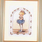 DMCキット。 リトル・バレリーナシリーズの中では特にピンクとブルーの女の子の表情が好きなのでセットで作りました。髪飾りはフレンチノットを使っていますが、バリオンステッチでも素敵です。 バレリーナ・ブルー