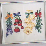 DMCの洋書展示会の時にサンプルとして作成しました。南欧の田舎のキッチンに吊るしてある様なブーケをイメージして。 ハーブと野菜のブーケ