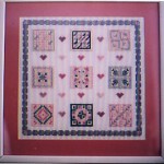 ロニー・カールセン女史の様々なステッチサンプルの中から、好きな物を選びパッチワークのように並べて刺しました。色も好きなピンクを基調にして、間にハートのモチーフを飛ばしました。 Stitch motif