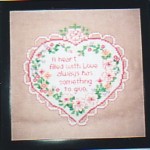 「Progressive Cross-Stitch」より。ステッチの使い方がとてもアメリカらしいデザイン。ピンクのリネンにピッタリのスウィートハートです。 Valentine Heart