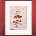 DMCの小キット。リネンの色にケーキがとても合っていて特にエクレアが美味しそうです。右のポットと一緒に飾っています。 ケーキスタンド