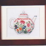 DMCキット。「18th Teapots」 の中の1つを取り上げています。手が込んだお花の模様が綺麗で、小さいキットですが作り映えがします。厚手で丸い形のティーポットは、紅茶が美味しくはいりますね。 ティーポット